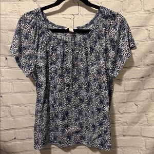 Dana Buchanan  Women’s Large blue and white patterned popover blouse.